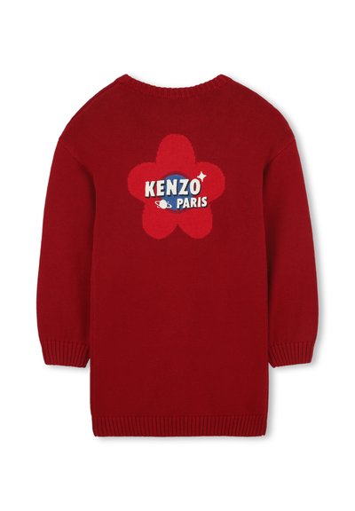 Pull en tricot rouge avec un grand motif de fleur rouge au dos, entouré d'un cercle bleu et portant le texte "KENZO PARIS" en blanc. Manches à bords côtes.