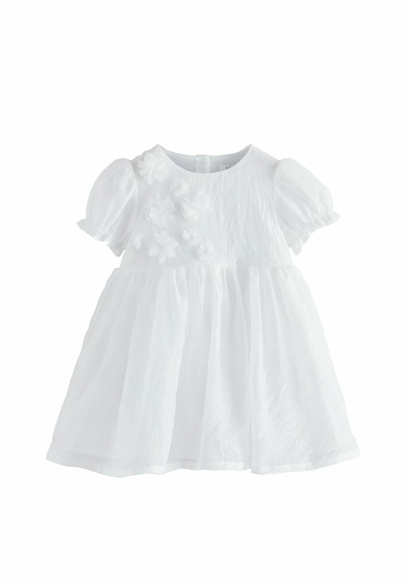 Hvid kjole med pufærmer, der har et tekstureret stof og blomsterapplikationer på korset. Udsvinget nederdel med en rynket talje.