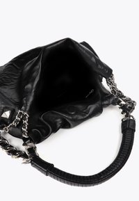 Eine schwarze Lederhandtasche mit Kettenriemen, geöffnet und mit einem leicht strukturierten Innenraum. Ein kleines Metalllogo ist innen sichtbar.