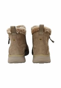 Stivaletti alla caviglia in suede color tan con colletto fluffy beige, suole in gomma e tasselli posteriori per una facile calzata. Presentano cuciture e dettagli minimali.