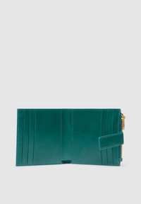 Portefeuille en cuir teal ouvert, montrant six emplacements pour cartes de chaque côté, une section centrale et un compartiment avec une fermeture éclair dorée sur le côté droit.