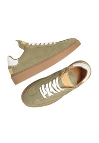 Olijfgroene suede sneakers met witte veters, een bruine rubberen zool en crèmekleurige accenten. Heeft gestikte details op de hiel en de tong.