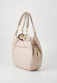 Beige Lederhandtasche mit zwei Schulterriemen, goldenen Hardware-Elementen, einer Vordertasche mit Reißverschluss und einem runden Logo-Detail an der Seite.