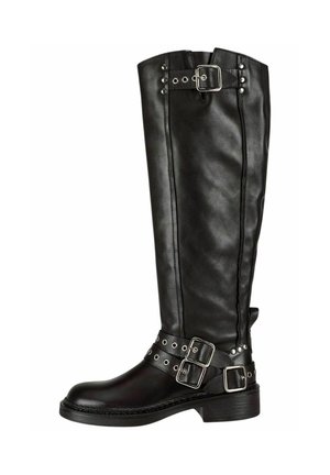 Bota de cuero negro hasta la rodilla con una textura suave, hebillas decorativas y tachuelas, y un tacón plano. Presenta una puntera redondeada y una suela robusta.