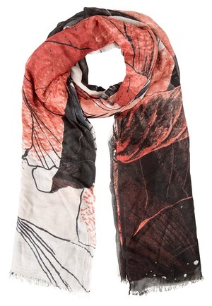 Écharpe légère en tissu avec des motifs abstraits rouges, noirs et blancs en forme de feuilles, pliée lâchement avec des bords effilochés sur fond blanc.