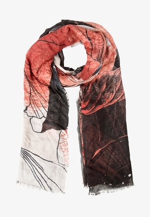 Écharpe légère en tissu avec des motifs abstraits rouges, noirs et blancs en forme de feuilles, pliée lâchement avec des bords effilochés sur fond blanc.