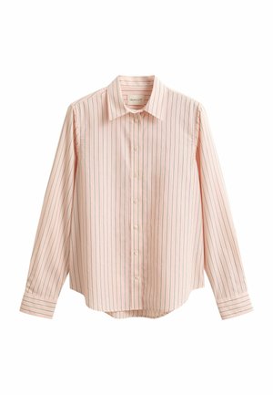 Lichtroze blouse met lange mouwen, knoopsluiting, dunne verticale donkere strepen, klassieke kraag en afgeronde zoom, weergegeven op een witte achtergrond.