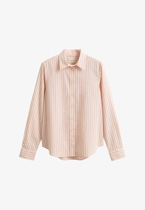 Camisa de manga larga de color rosa claro con botones, con finas rayas verticales oscuras, cuello clásico y dobladillo redondeado, mostrada sobre un fondo blanco.