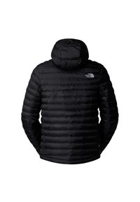 Chaqueta acolchada negra con capucha, con un diseño de acolchado horizontal y un pequeño logo en la parte superior izquierda de la espalda. Textura suave.