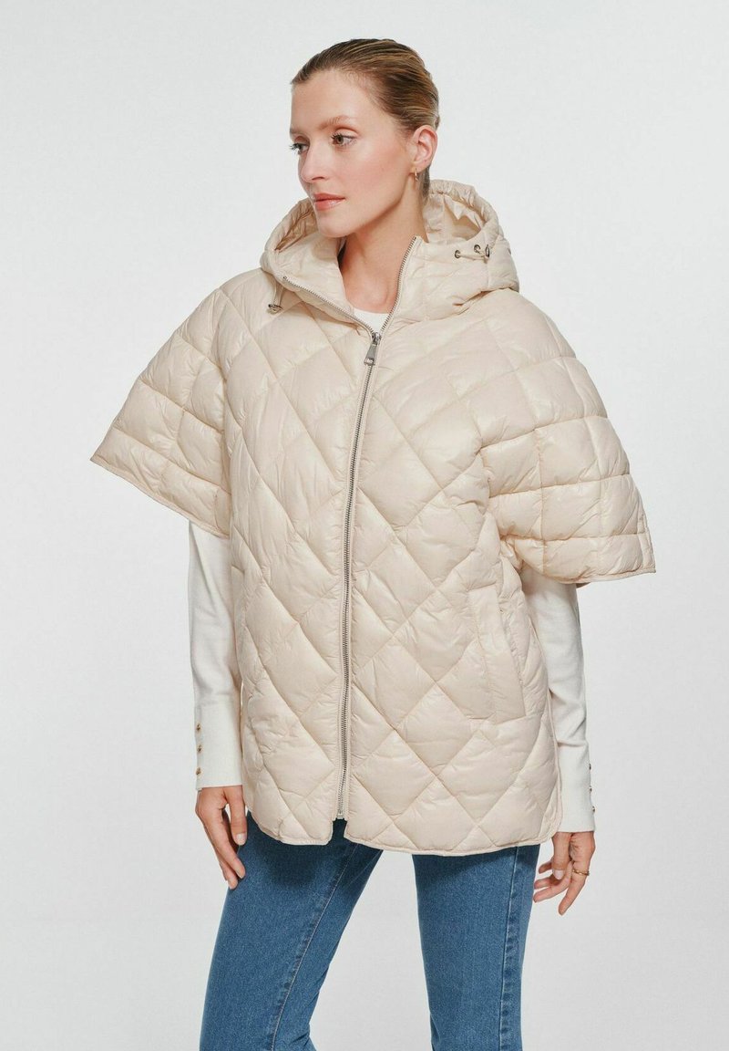 Padded, beżowa pikowana kurtka z kapturem, krótkimi rękawami, zamkiem błyskawicznym z przodu i bocznymi kieszeniami. Gładka tekstura i nowoczesna sylwetka.