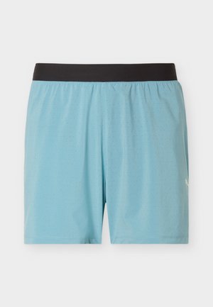 Világoskék atlétikai rövidnadrág apró perforációkkal és széles fekete elasztikus derékpánttal, elölről bemutatva, egyszerű háttéren.