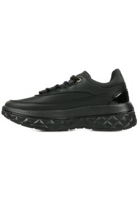 Sneakers neri realizzati in materiale sintetico liscio, dotati di una suola spessa e testurizzata con motivi a diamante e dettagli neri.