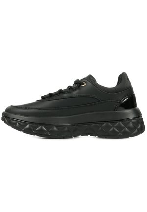 Sneakers neri realizzati in materiale sintetico liscio, dotati di una suola spessa e testurizzata con motivi a diamante e dettagli neri.