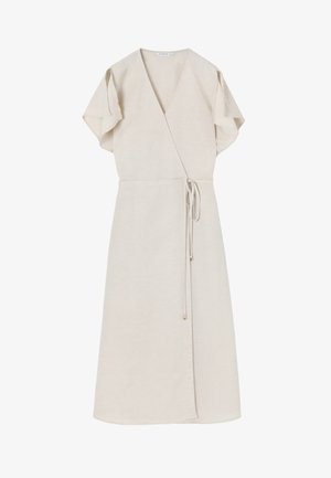 Jasnobeżowa sukienka o fasonie wrap z teksturowanej tkaniny, z krótkimi, falbaniastymi rękawami, samodzielnie wiązanym pasem i głębokim dekoltem w kształcie litery V.
