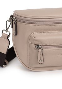 Borsa in pelle beige di forma rotonda, con chiusura a cerniera superiore, tasca frontale e finiture in argento. Tracolla regolabile in tessuto scuro.
