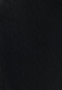 Tissu noir texturé avec un motif de surface ondulée. Fini doux et mat, idéal pour les vêtements ou les applications de rembourrage.