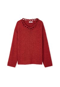 Roter Pullover mit lockerer Passform, langen Ärmeln und tiefem V-Ausschnitt, der mit einem dicken, kettenartigen Besatz am Ausschnitt akzentuiert ist. Weiches, strukturiertes Strickmaterial.