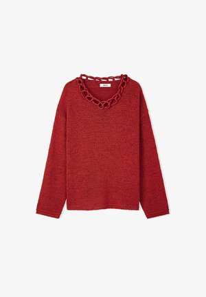 Maglione rosso dal taglio morbido, con maniche lunghe e un profondo scollo a V accentuato da un bordo spesso a catena sul colletto. Materiale in maglia morbida e testurizzata.