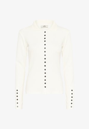 Cămașă albă cu mânecă lungă, guler și o coloană verticală de nasturi negri pe față și la manșete.