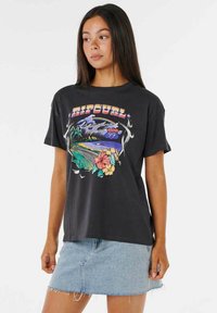Camiseta de algodón negra con un estampado gráfico colorido de una escena de playa con flores, acompañada de texto, y un corte relajado.