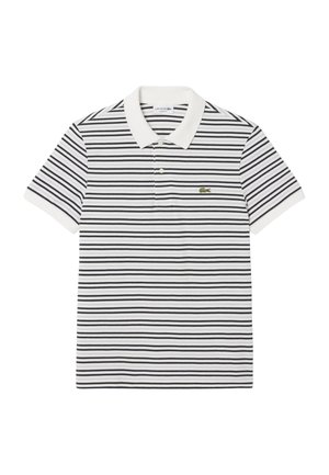 Polo bianca a maniche corte con strisce orizzontali nere, colletto e polsini bianchi, e piccolo logo di coccodrillo verde sul petto sinistro.