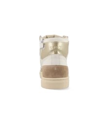 Beige high-top sneakers met metallic gouden accenten. Voorzien van suede en synthetische materialen, een gestructureerde zool en een gegraveerd jaar "1987."