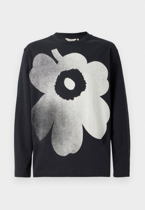 Ilga piedurkne melna kokvilnas krekls ar lielu balto ziedu druku uz priekšpuses. Apaļa apkakle un standarta piegriezums.