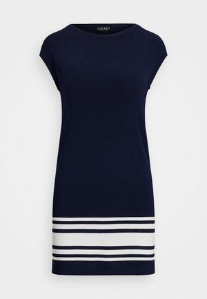 Abito a maglia blu navy con scollatura rotonda, maniche corte e strisce orizzontali bianche vicino all'orlo. Texture liscia in tutto l'abito.