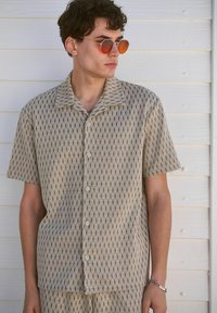 Next REGULAR FIT - TEXTURED STRIPE - Vapaa-ajan kauluspaita - neutral geometric