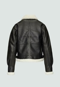 Zwarte leren jack met een witte schapenvacht kraag en voering, met een cropped ontwerp, lange mouwen en zijgespen accenten.