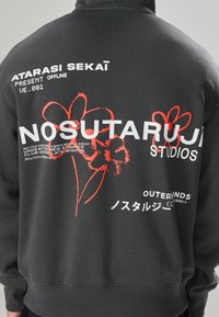 Felpa grigio scuro con grafica testuale bianca e rossa, disegni floreali e vari motivi sul retro. Tessuto morbido e strutturato.