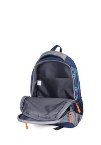 Zaino blu navy con accenti grigi, caratterizzato da un ampio interno, scomparto frontale e tirazip arancioni. Include tasche laterali in rete.