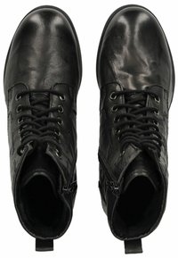 Bottes de cheville en cuir noir avec un laçage à l'avant, bout arrondi, surface texturée et tirette à l'arrière. Fermeture éclair sur le côté pour un accès facile.