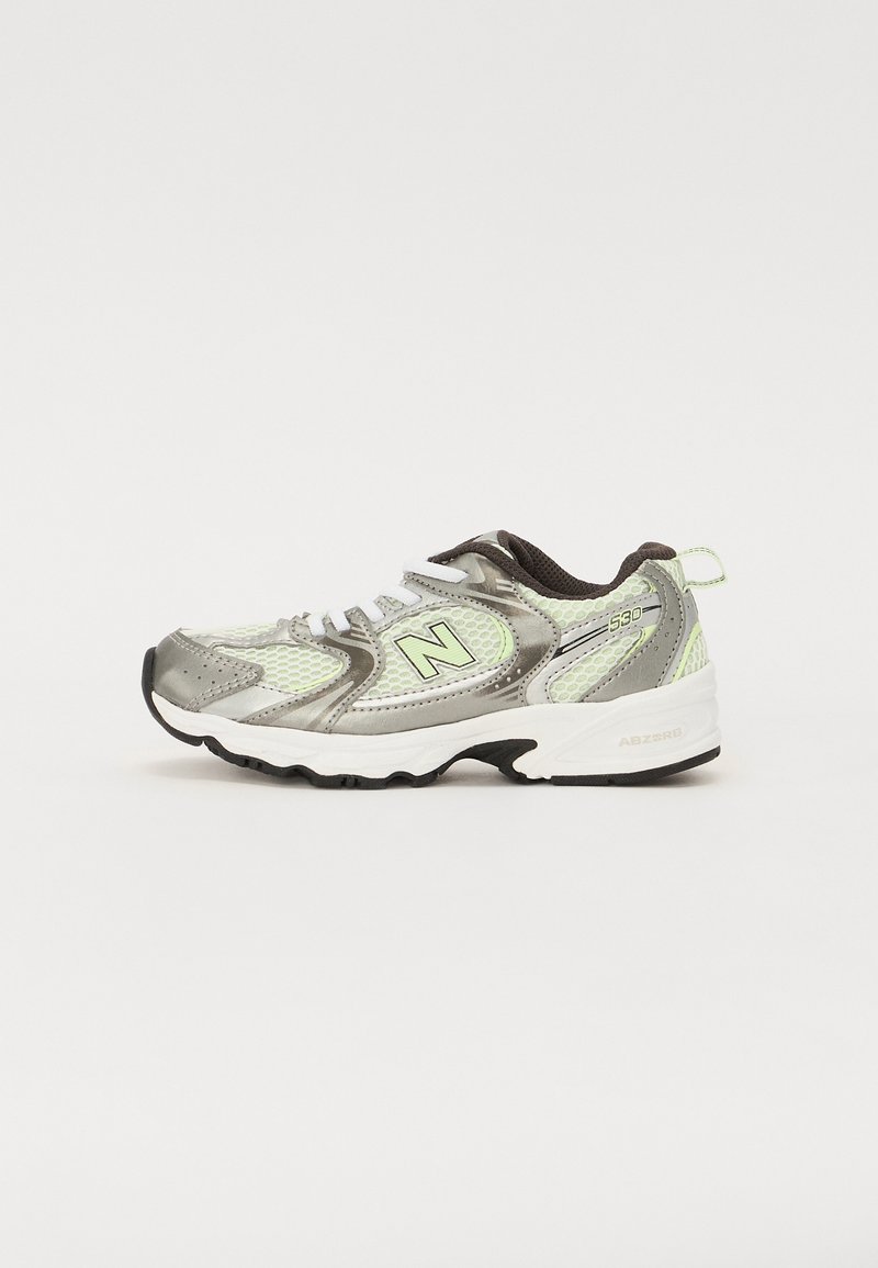 Pilka ir žalia sportinė avalynė su tinklelio viršumi, tekstūruotais elementais, balta tarpine ir juodu gumaapšalu. Pateikiama ryški logo šone.