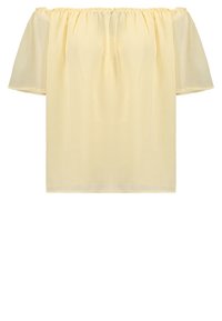 Haut à épaules dénudées en tissu jaune doux, avec des manches amples et un détail de décolleté froncé. Texture lisse avec une coupe décontractée.