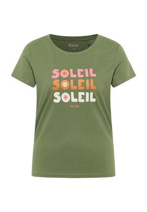 Olivgrünes T-Shirt aus Baumwolle mit buntem Text "SOLEIL" in Pink, Orange und Weiß sowie floralen Akzenten. Rundhalsausschnitt und kurze Ärmel.