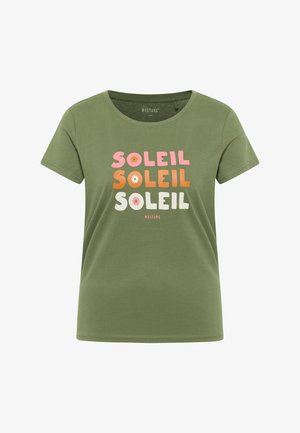 Olíva zöld pamut póló, színes "SOLEIL" felirattal rózsaszín, narancssárga és fehér színben, virágos díszítéssel. Kerek nyakkivágású és rövid ujjú.