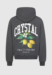 Felpa grigia con un grande grafico sul retro che presenta limoni, foglie verdi e il testo "CRYSTAL" e "Dept. 75 Polo Club," con una texture morbida.