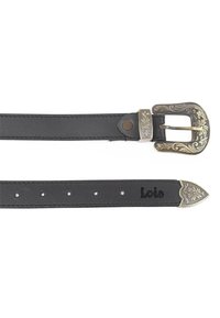 Cinturón de cuero negro con una hebilla decorativa en tono plateado con relieve y punta afilada. Presenta agujeros espaciados uniformemente y el logo de la marca en relieve.