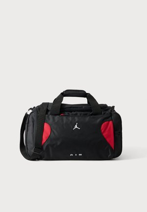Czarna i czerwona torba typu duffel z górnymi uchwytami, regulowanym paskiem na ramię, przednią kieszenią na zamek i białym logo Jumpman oraz napisem "AIR".