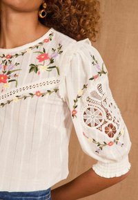 Love & Roses PETITE FIT - CREW NECK INSERT EMBROIDERED  - Palaidinė - ivory