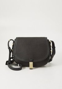 Fekete perforált bőr oldaltáska ívelt fedéllel, arany színű fém kiegészítőkkel és állítható pánttal. Rácsos textúrával rendelkezik.