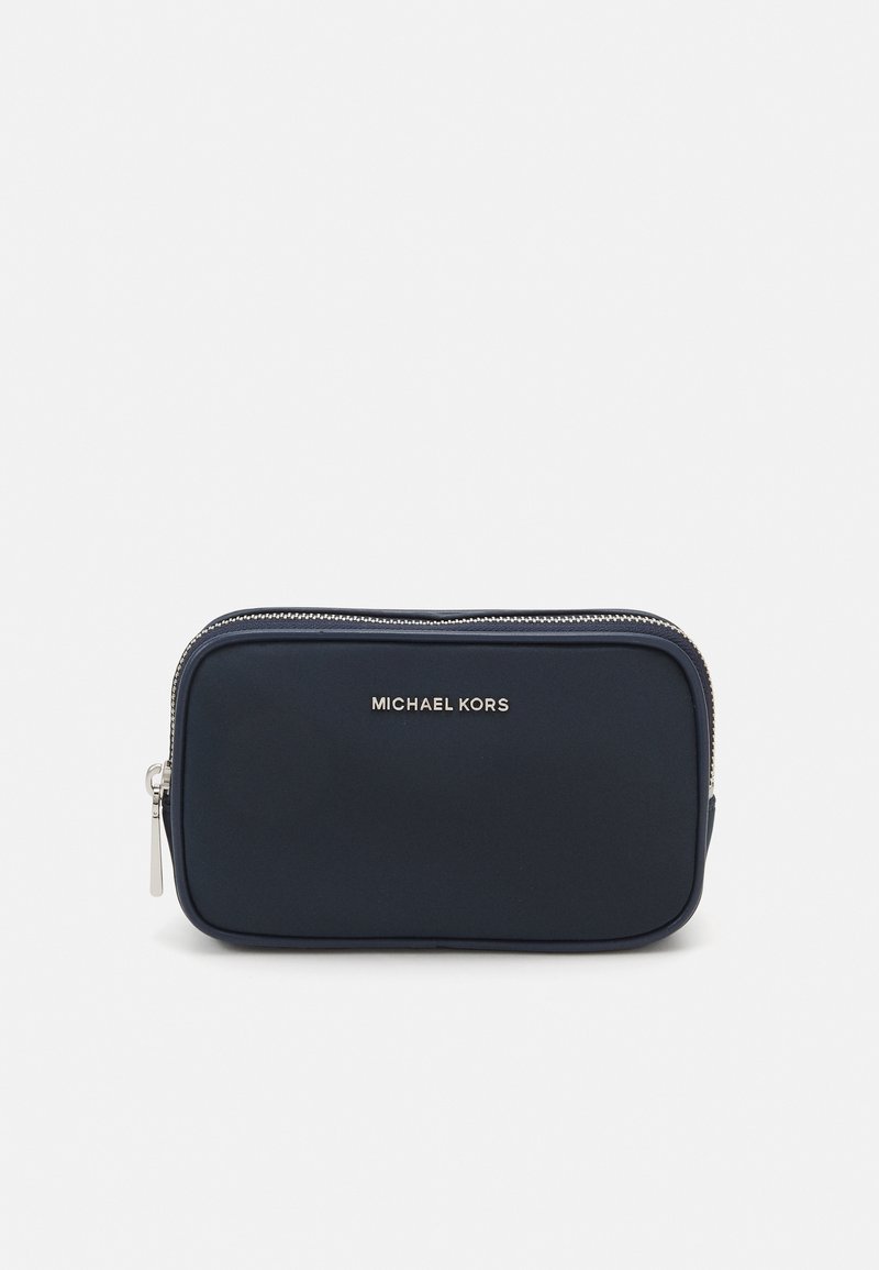 Custodia in nylon blu navy con zip argento, presenta un logo in rilievo sulla parte anteriore e una forma rettangolare per la conservazione.