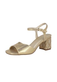Sandalias de dedo abiertas en metal dorado con un tacón medio cuadrado y un patrón geométrico, además de una correa ajustable en el tobillo. Textura suave y diseño elegante.