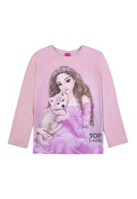 Maglietta a maniche lunghe rosa con una stampa dettagliata di una ragazza in abito che tiene in braccio un cucciolo grigio, decorazioni e la scritta "TOP Model."