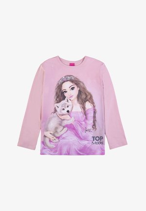 Maglietta a maniche lunghe rosa con una stampa dettagliata di una ragazza in abito che tiene in braccio un cucciolo grigio, decorazioni e la scritta "TOP Model."