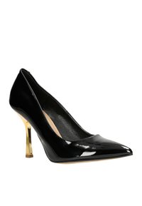 Černé lakované kožené lodičky na vysokém podpatku s špičatou špičkou a metalickým zlatým stiletto podpatkem. Hladká textura, elegantní design a jemné vnitřní podšívání.
