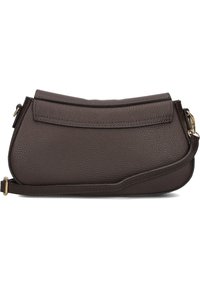 Bruine leren tas met een gestructureerd oppervlak, rechthoekige vorm, omslagflap en een afneembare schouderband. Accenten met goudkleurige hardware.