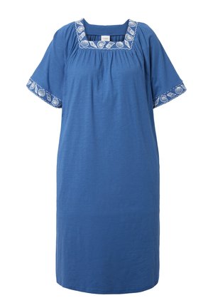 Blauwe jurk tot op de knieën met korte mouwen, een vierkante halslijn en witte geborduurde schelpenpatronen op de kraag en de mouwranden.