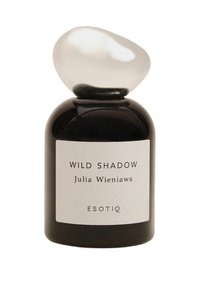 Czarny szklany flakon perfum o zaokrąglonym kształcie, z g�ładką, owalną białą nakrętką. Etykieta z napisem "WILD SHADOW" oraz "ESOTIQ".
